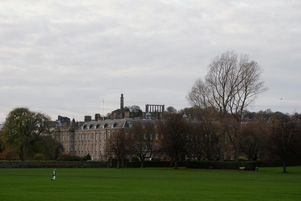 How does the presence of nearby cultural landmarks affect property values in Edinburgh?
